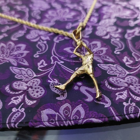 18K Gold Plated Kobe/Jordan 🏀 Basketball Player Pendant and 18K Rope Chain - Picture 8 of 9
